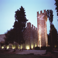 Foro del Castello dell'Acciaiolo all'imbrunire illuminato da luce artificiale