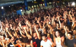 Giovani spettatori ad un concerto in piazzza Resistenza
