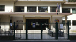 L'ingresso della scuola media Fermi di via Leoncavallo