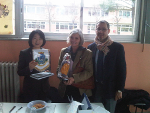 La docente Murakami con la dirigente scolastica Mimmo e il primo cittadino Gheri